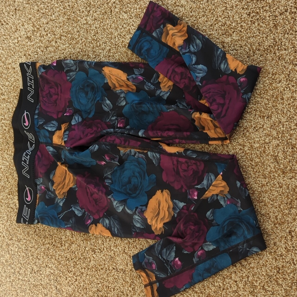 Nike dark floral training leggings